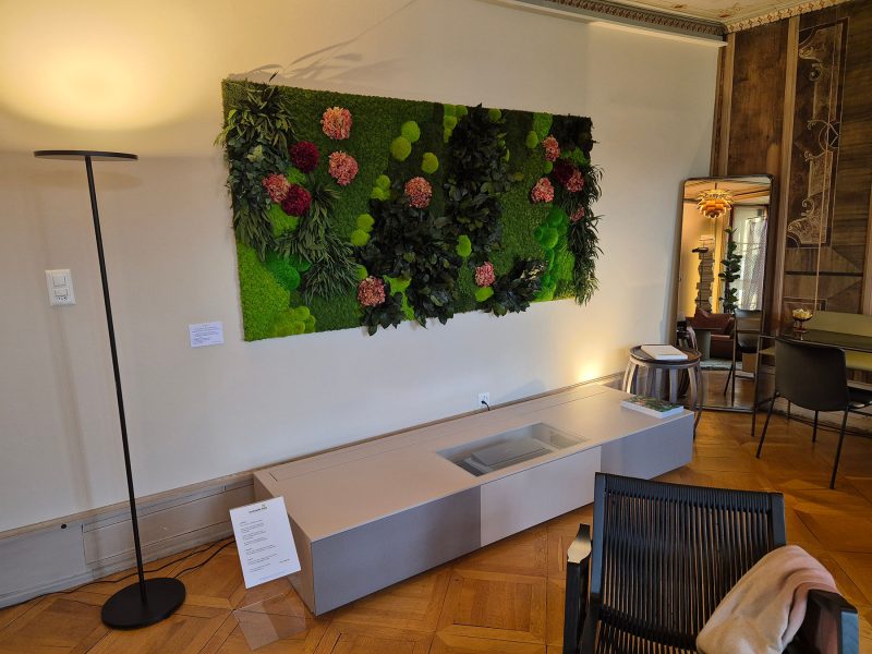 Vifian Lowboard mit integrierter Leinwand