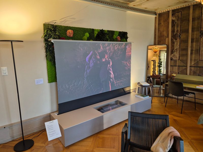 Vifian Lowboard mit integrierter Leinwand