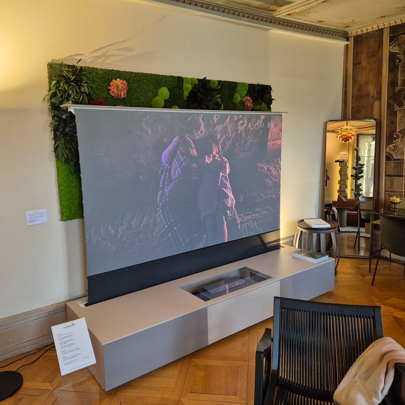 Vifian Lowboard mit integrierter Leinwand